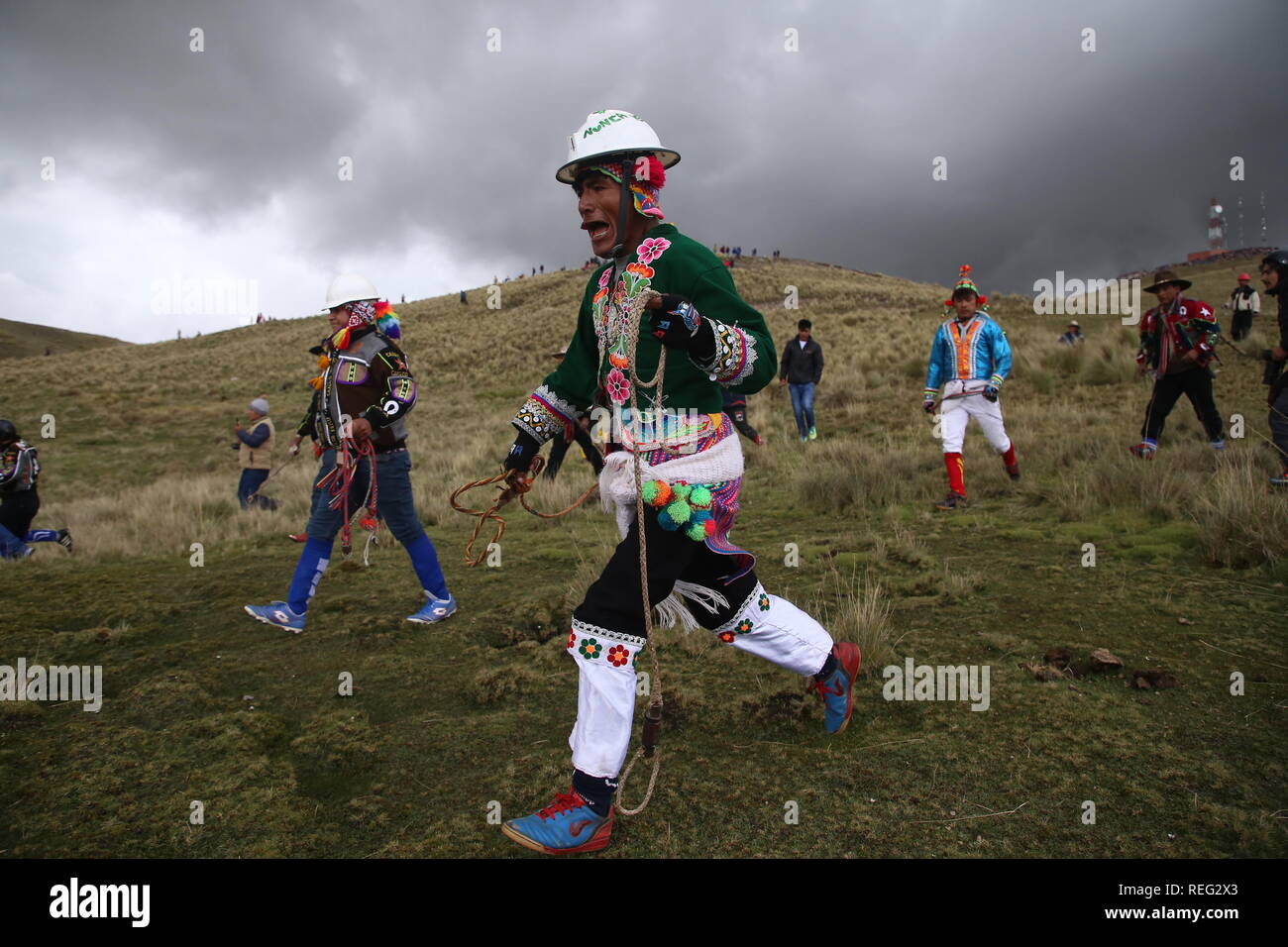 Chiaraje, Peru. Jan, 2019 20. Männer in typischen Kostümen machen Sie sich bereit auf dem Berg Chiaraje für Ein traditionelles Ritual für 'Pachamama', Mutter Erde. Während des Rituals, Bewohner mehrerer Dörfer stehen auf verschiedenen Pisten und mit Steinen nach anderen zu werfen. Das Blut floss wurde auf der Erde gewidmet werden. Es sollte den Menschen Wohlstand im kommenden Jahr. Während des Rituals, jüngere Mitglieder der Community zeigen auch ihren Mut und sind somit in die männliche Welt integriert. Credit: Geraldo Caso/dpa/Alamy leben Nachrichten Stockfoto