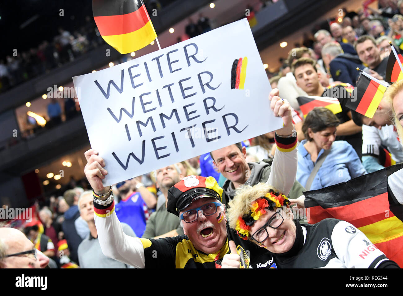 Allianz arena fans -Fotos und -Bildmaterial in hoher Auflösung – Alamy