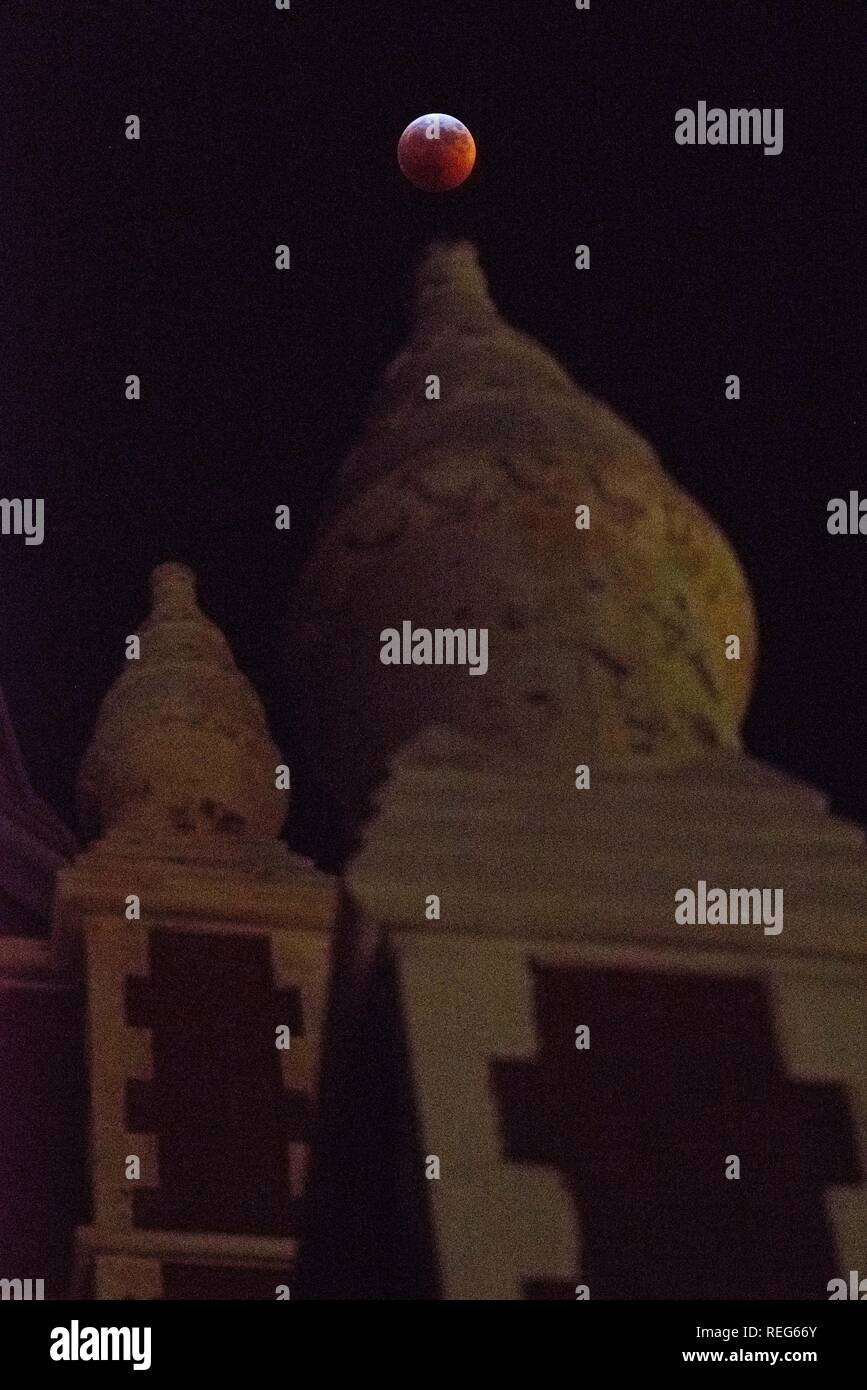 New York, USA. 20. Jan 2019. Ein Super Blut Wolf Mond über der Kirche des Heiligen Antonius von Padua in New York gesehen bei einer totalen Mondfinsternis am 21. Januar 2019. Credit: Erik Pendzich/Alamy leben Nachrichten Stockfoto