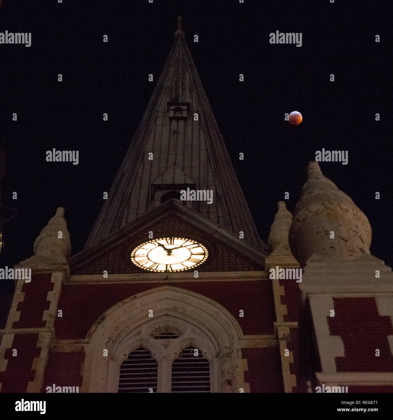 New York, USA. 20. Jan 2019. Ein Super Blut Wolf Mond von New York gesehen bei einer totalen Mondfinsternis am 21. Januar 2019. Credit: Erik Pendzich/Alamy leben Nachrichten Stockfoto
