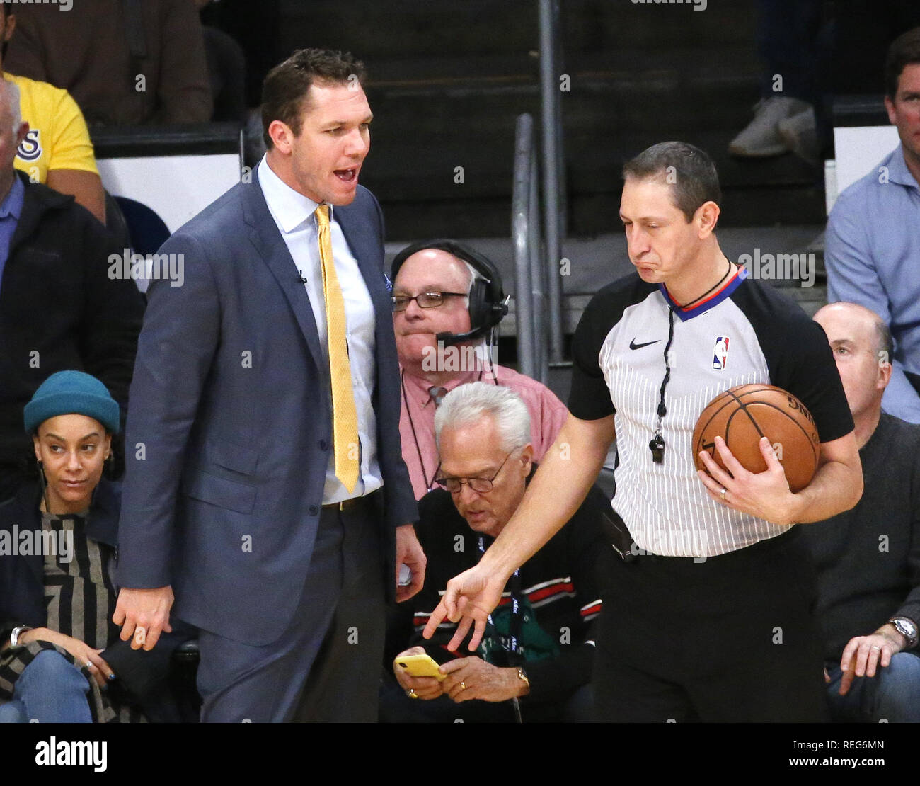 Los Angeles, Kalifornien, USA. Jan, 2019 21. Los Angeles Lakers Haupttrainer Luke Walton Beschwerden ein Anruf während eines NBA Basketball Spiel zwischen den Los Angeles Lakers und Golden State Warriors Montag, Januar 21, 2019, in Los Angeles. Credit: Ringo Chiu/ZUMA Draht/Alamy leben Nachrichten Stockfoto