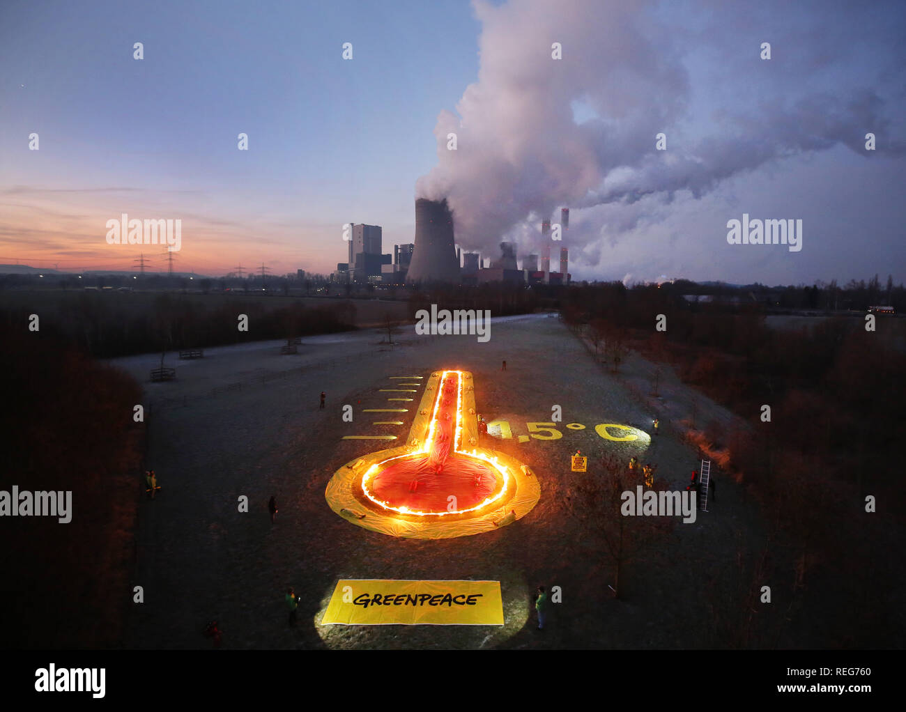 Rommerskirchen, Deutschland. 22 Jan, 2019. Greenpeace Aktivisten haben brennbare Flüssigkeiten in Behältern symbolisiert ein Thermometer vor dem Braunkohlekraftwerk Niederaußem in Brand gesetzt. Sie mit den Maßnahmen gegen die globale Erwärmung und die Nachfrage der Temperaturanstieg durch den Ausstieg aus der Verbrennung von Kohle um 1,5 Grad zu begrenzen. Foto: Roland Weihrauch/dpa/Alamy leben Nachrichten Stockfoto