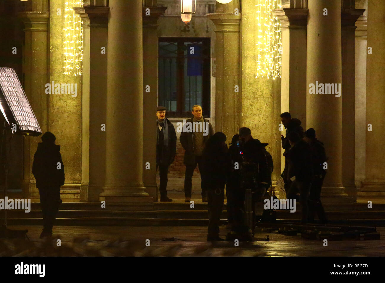 Jude Law (rechts) an der Piazza San Marco während der Dreharbeiten zu "Der neue Papst" von Paolo Sorrentino Stockfoto