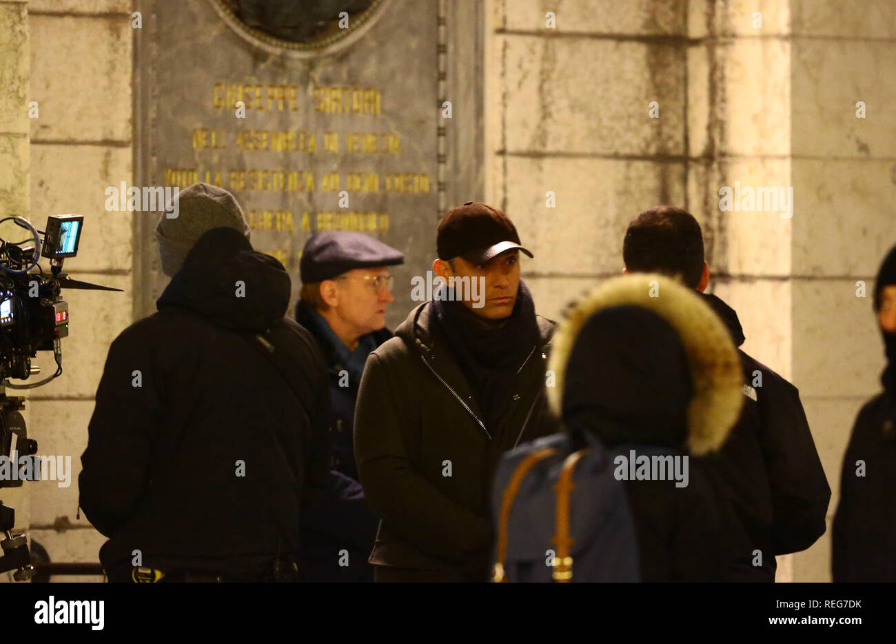 Jude Law, trug einen braunen Hut, in der Piazza San Marco während der Dreharbeiten von Paolo Sorrentino's "Der neue Papst' Stockfoto