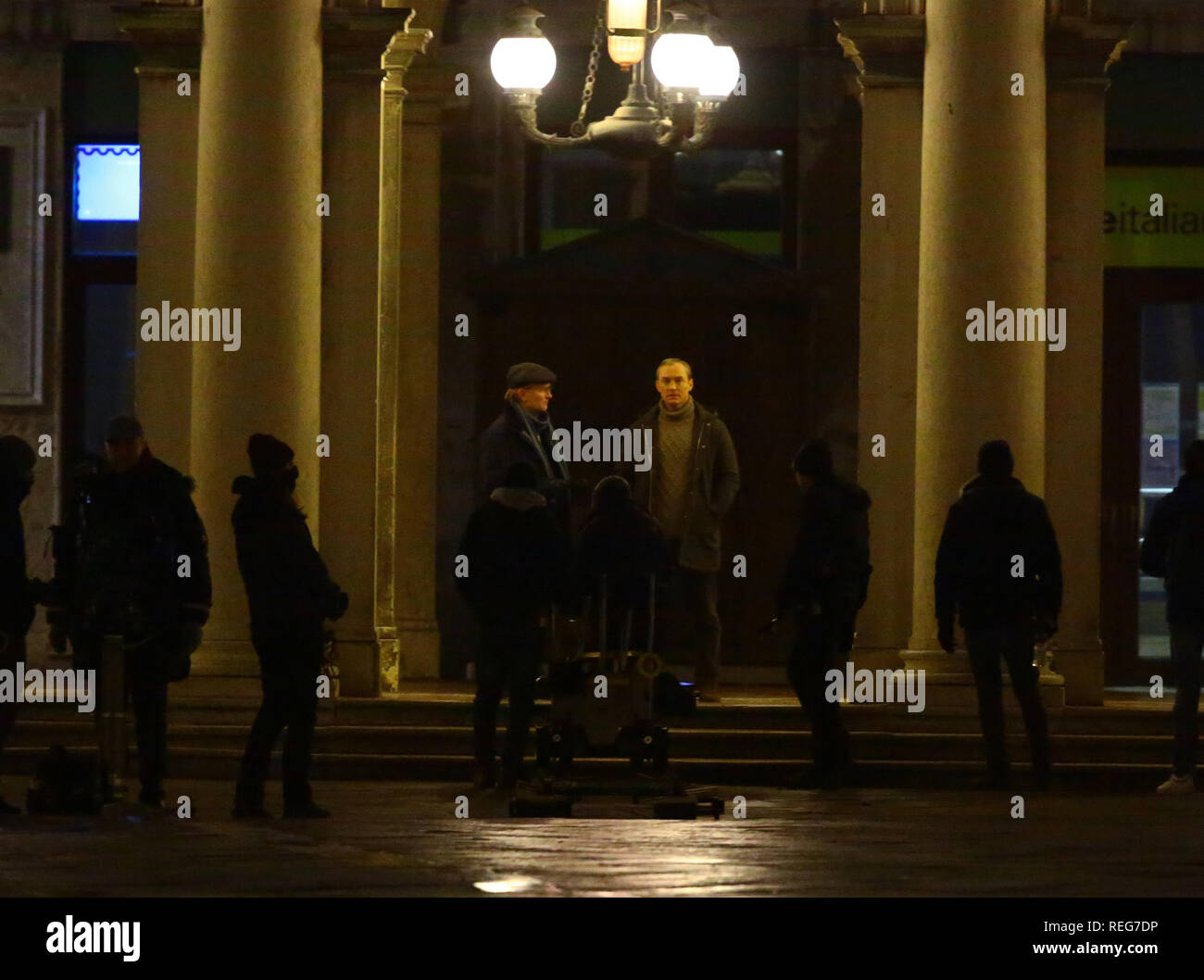 Jude Law (rechts) an der Piazza San Marco während der Dreharbeiten zu "Der neue Papst" von Paolo Sorrentino Stockfoto