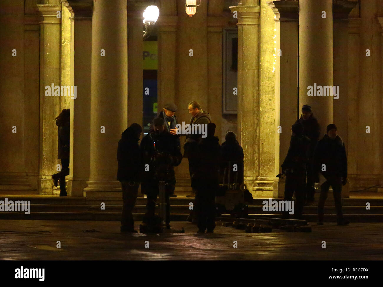 Jude Law (rechts) an der Piazza San Marco während der Dreharbeiten zu "Der neue Papst" von Paolo Sorrentino Stockfoto