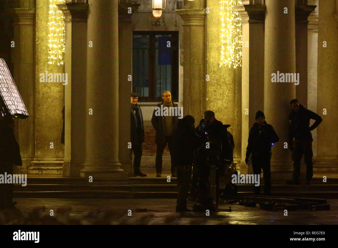 Jude Law (rechts) an der Piazza San Marco während der Dreharbeiten zu "Der neue Papst" von Paolo Sorrentino Stockfoto