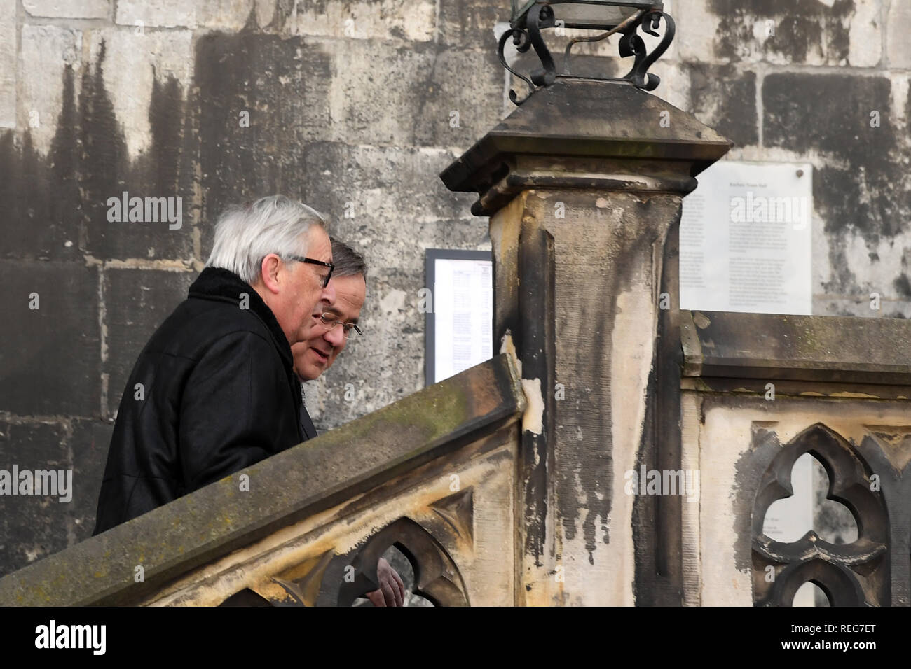 Aachen, Deutschland. 22 Jan, 2019. Jean-Claude Juncker (l), Präsident der EU-Kommission, und Armin Laschet (CDU), Ministerpräsident von Nordrhein-Westfalen, kommen nach des Königs Halle des Rathauses das neue deutsch-französische Freundschaft Vertrag zu unterzeichnen. Die so genannte Aachen Vertrag folgt auf die Élysee Vertrags über Freundschaft von Adenauer und De Gaulle im Jahre 1963 unterzeichnet. Credit: Federico Gambarini/dpa/Alamy leben Nachrichten Stockfoto