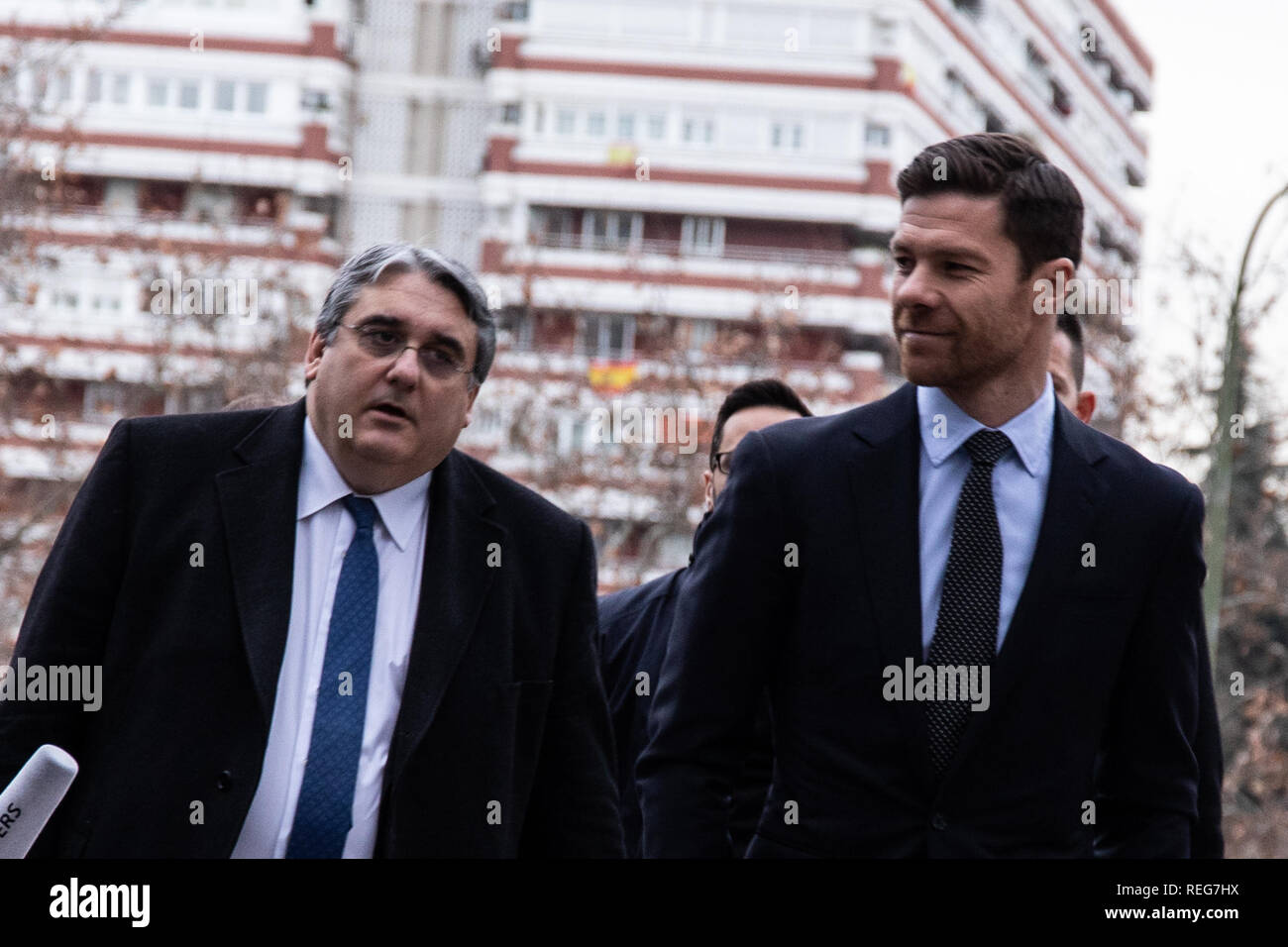 Spanische Fußball-Spieler Xabi Alonso kommt an der provinziellen Gericht von Madrid für seine Steuerhinterziehung Versuch. Stockfoto