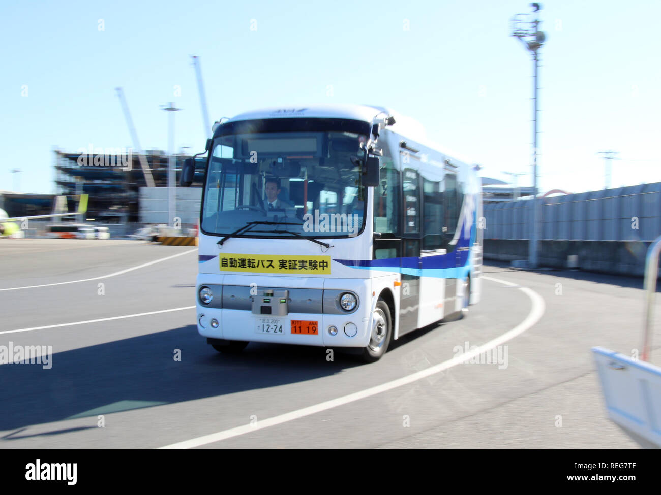 Tokio, Japan. 22 Jan, 2019. All Nippon Airways (ANA) Autonomes Fahren Bus fährt auf dem Vorfeld von Tokio Haneda Flughafen für ein Feld Test zwischen dem Hauptterminal und den Sat-Terminal am Dienstag, 22. Januar 2019. ANA und 5 anderen Unternehmen, Aichi Stahl, SB, Erweiterte Smart Mobility Nippo und NEC durchgeführt, um die testfahrten von fahrerlosen Bus mit der Verwendung von magnetischen Trackern auch wenn GPS-singnals nicht verfügbar sind. Credit: Yoshio Tsunoda/LBA/Alamy leben Nachrichten Stockfoto