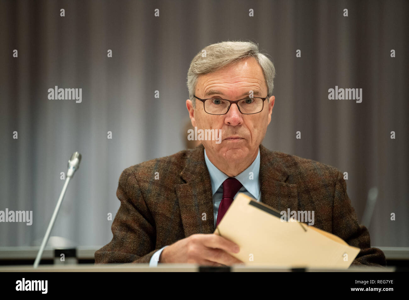 Oldenburg, Deutschland. 22 Jan, 2019. Henning saß, ein Experte in der Testversion von Niels Högel, die von der Ermordung von 100 Patienten beschuldigt wird, sitzt in den Gerichtssaal am Tag der Prüfung. Die ehemalige Krankenschwester, wer hat bereits zu lebenslanger Haft für zwei Morde im Jahr 2015, unter anderem verurteilt worden, hat vor Gericht wieder, der seit Ende Oktober 2018. Credit: mohssen Assanimoghaddam/dpa/Alamy leben Nachrichten Stockfoto