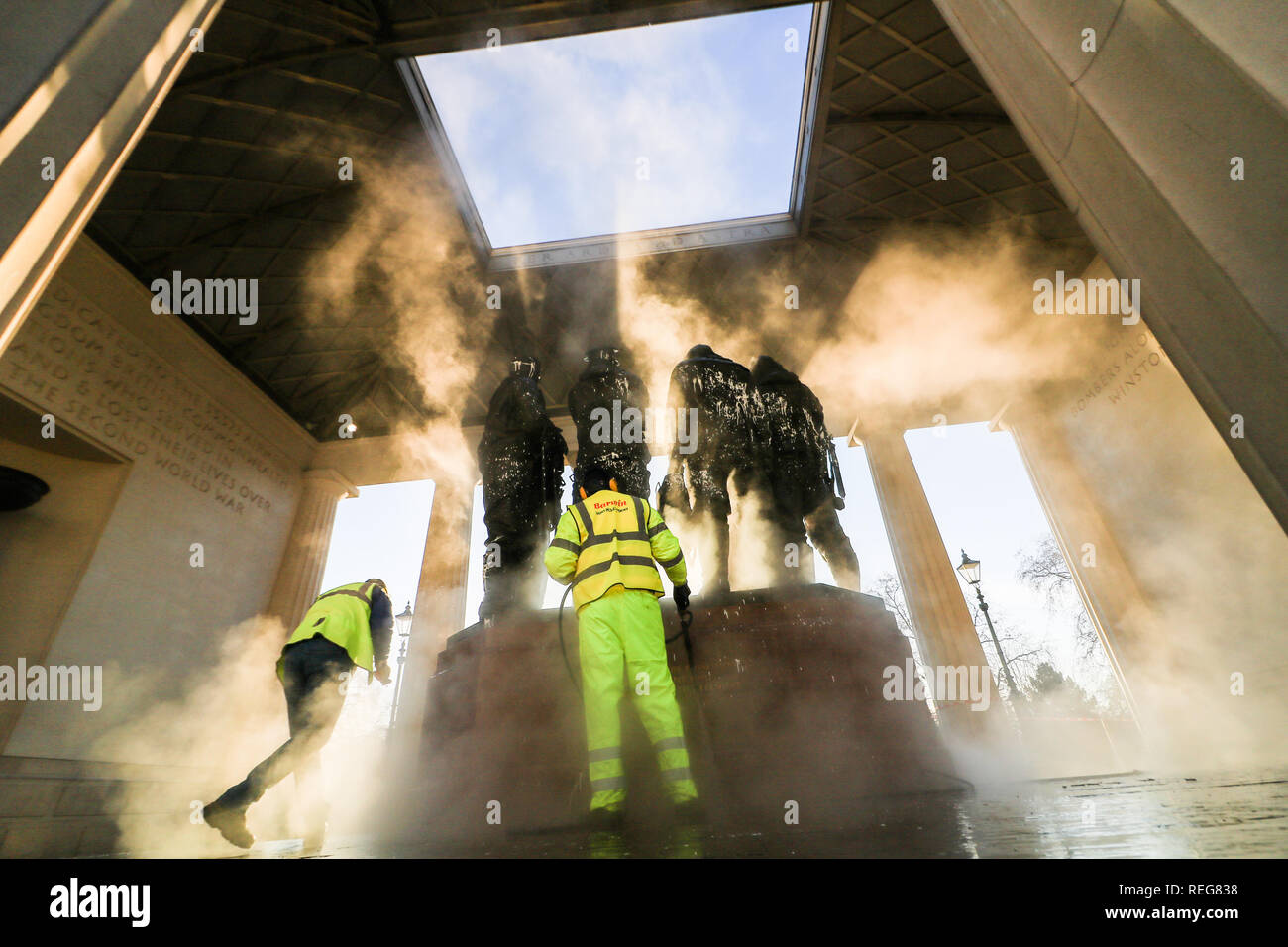 London, Großbritannien. 22 Jan, 2019. Arbeitnehmer aus einem privaten Auftragnehmer Reinigung entfernen Sie die weiße Farbe von den Skulpturen in der RAF Bomber Command Memorial in London, die von Queen Elizabeth II. Am 28. Juni 2012 vorgestellt wurde der Preis, der von den Piloten im Ersten Weltkrieg 2 zu markieren, die von unbekannten Tätern Credit verwüstet wurde: Amer ghazzal/Alamy leben Nachrichten Stockfoto