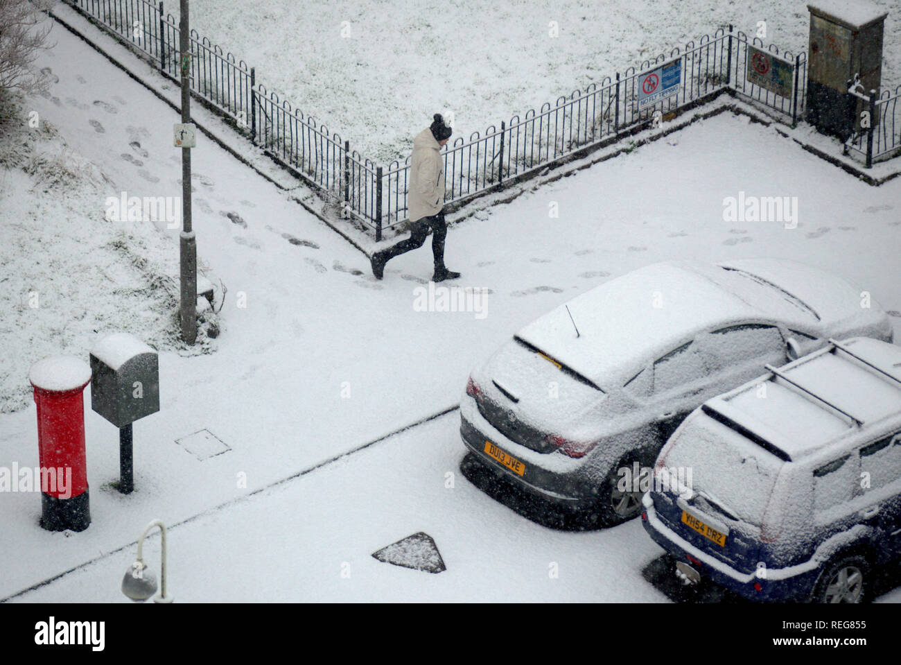 Glasgow, Schottland, Großbritannien, 22. Januar, 2019. UK Wetter: Schnee wird zu den Einheimischen auf dem Weg zur Schule an diesem Morgen und in der Vorstadt von Knightswood arbeiten als die ersten Anzeichen der neuen Tier aus dem Osten in den Westen der Stadt wird angezeigt. Kredit Gerard Fähre / alamy Leben Nachrichten Stockfoto