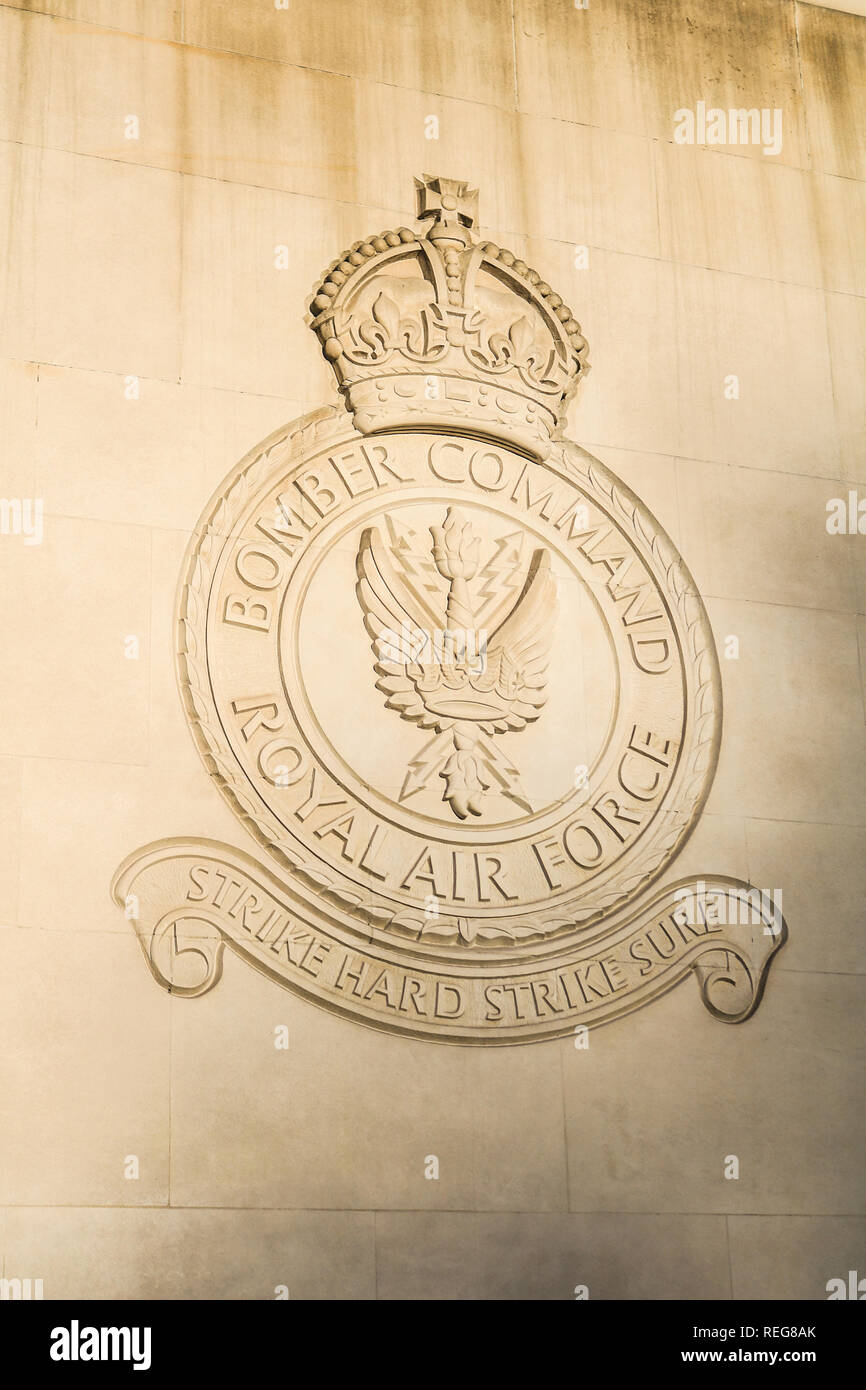 London, Großbritannien. 22 Jan, 2019. Die Plakette Gravur an der RAF Bomber Command Memorial in London vorgestellt von Königin Elizabeth II. Am 28. Juni 2012 der Preis, der von den Piloten im Ersten Weltkrieg 2 bezahlt zu markieren wurde von unbekannten Tätern Credit vandalized: Amer ghazzal/Alamy leben Nachrichten Stockfoto