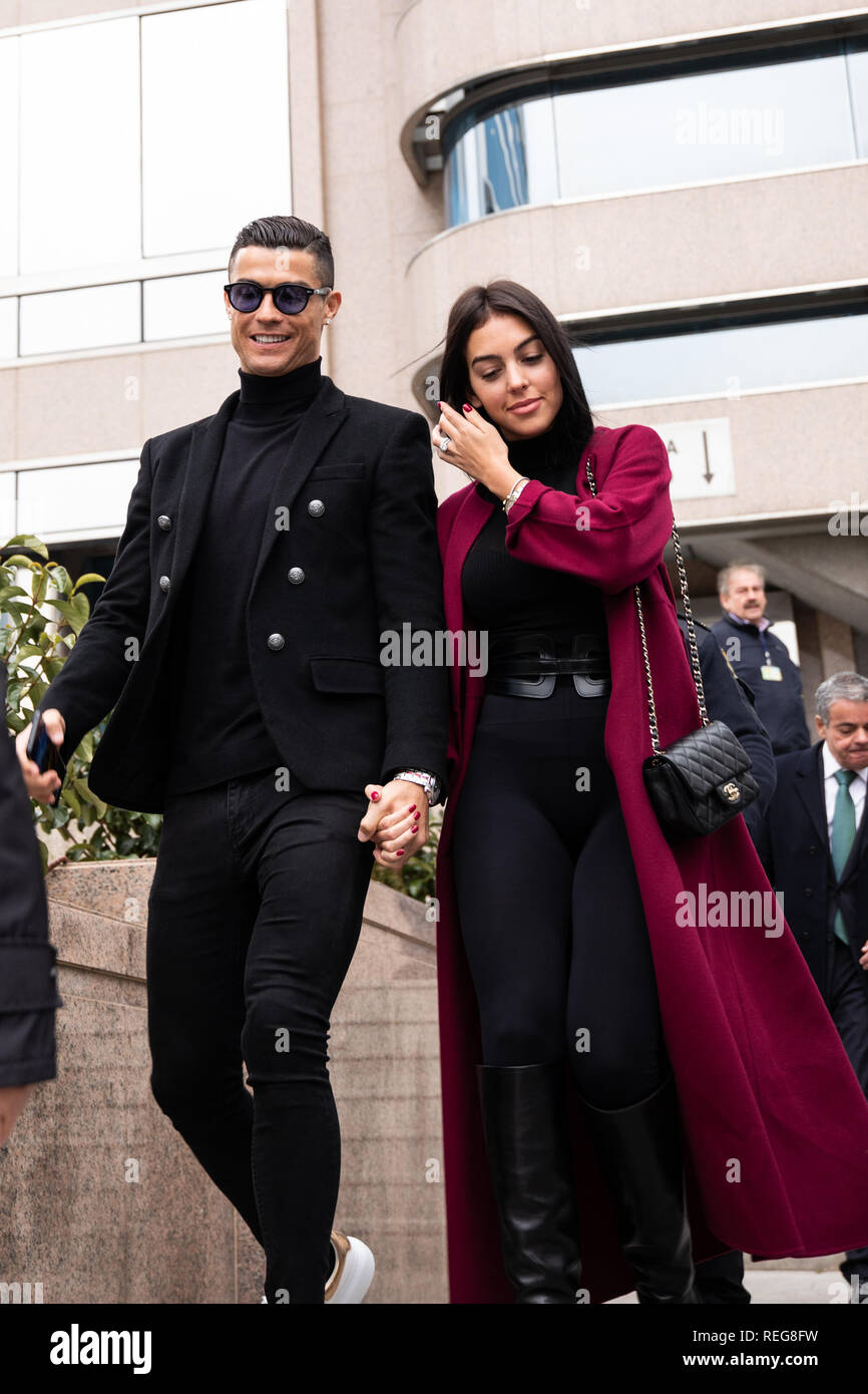 Portugiesische Fußball-Spieler Cristiano Ronaldo fährt vom Landgericht von Madrid mit seiner Freundin Georgina Rodriguez aus seinem steuerhinterziehungsprozess. Stockfoto