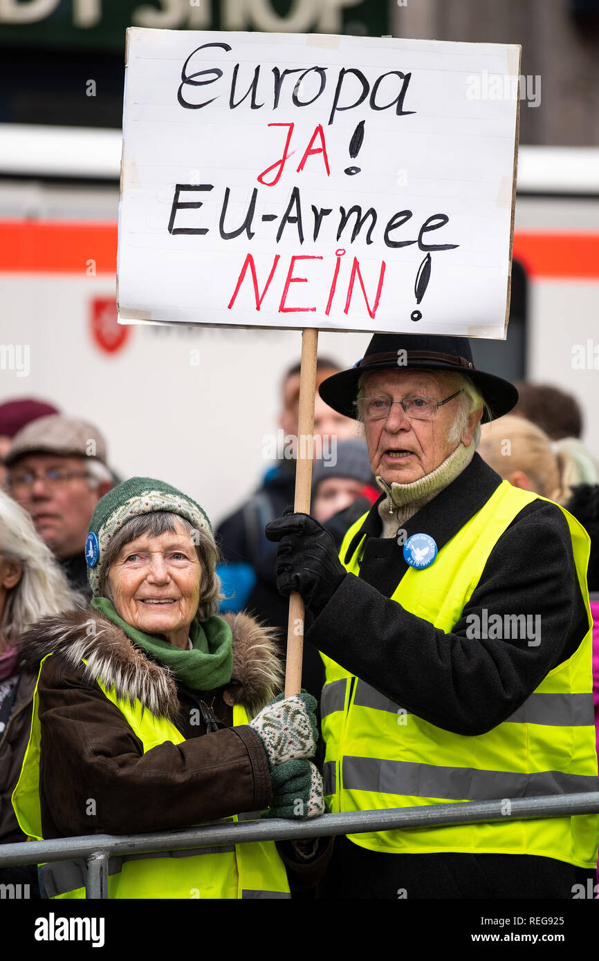 Aachen, Deutschland. 22 Jan, 2019. Demonstranten in gelben Westen Protest mit einem Schild mit der Aufschrift "Europa Ja - EU-Armee keine "vor dem Rathaus. Bundeskanzlerin Merkel und der französische Präsident Längestrich Zeichen der erneuerten Freundschaftsvertrag zwischen den beiden Ländern in Aachen. Credit: Marius Becker/dpa/Alamy leben Nachrichten Stockfoto