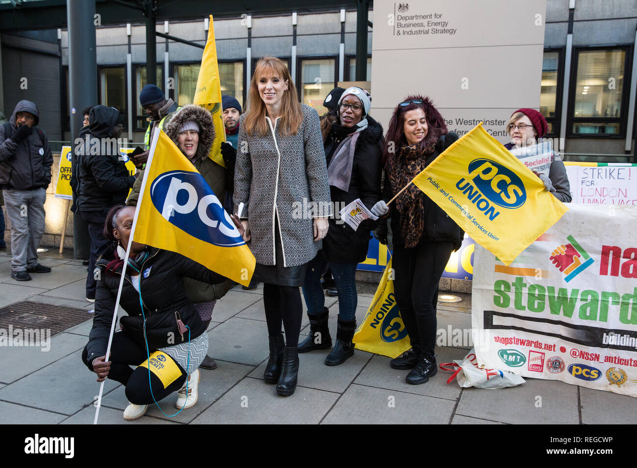 London, Großbritannien. 22. Januar, 2019. Shadow Ausbildung Sekretärin Angela Rayner zeigt Solidarität für Support-Mitarbeiter im Ministerium für Wirtschaft, Energie und industrielle Strategie Expositionsindizes (BEI) von der öffentlichen und kommerziellen Services (PCS) Union auf den Streikposten nach Beginn eines Streiks für die London Living Wage von £ 10,55 pro Stunde und die Parität der Lohnfortzahlung und jährliche Vergütung verlassen, mit Beamten vertreten. Der Streik wird mit Rezeption, Sicherheit Personal und Reinigungskräfte im Justizministerium (MoJ) durch die Vereinigten Stimmen der Welt (UVW) Gewerkschaft vertreten werden koordiniert. Stockfoto