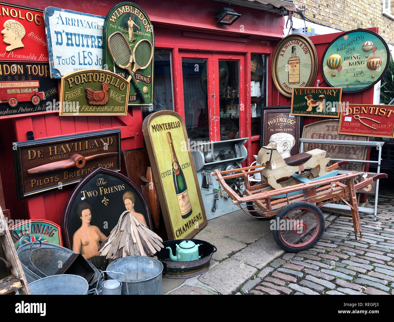 Alte Schilder für den Verkauf außerhalb der Shop im Portobello Road in London, England. Stockfoto