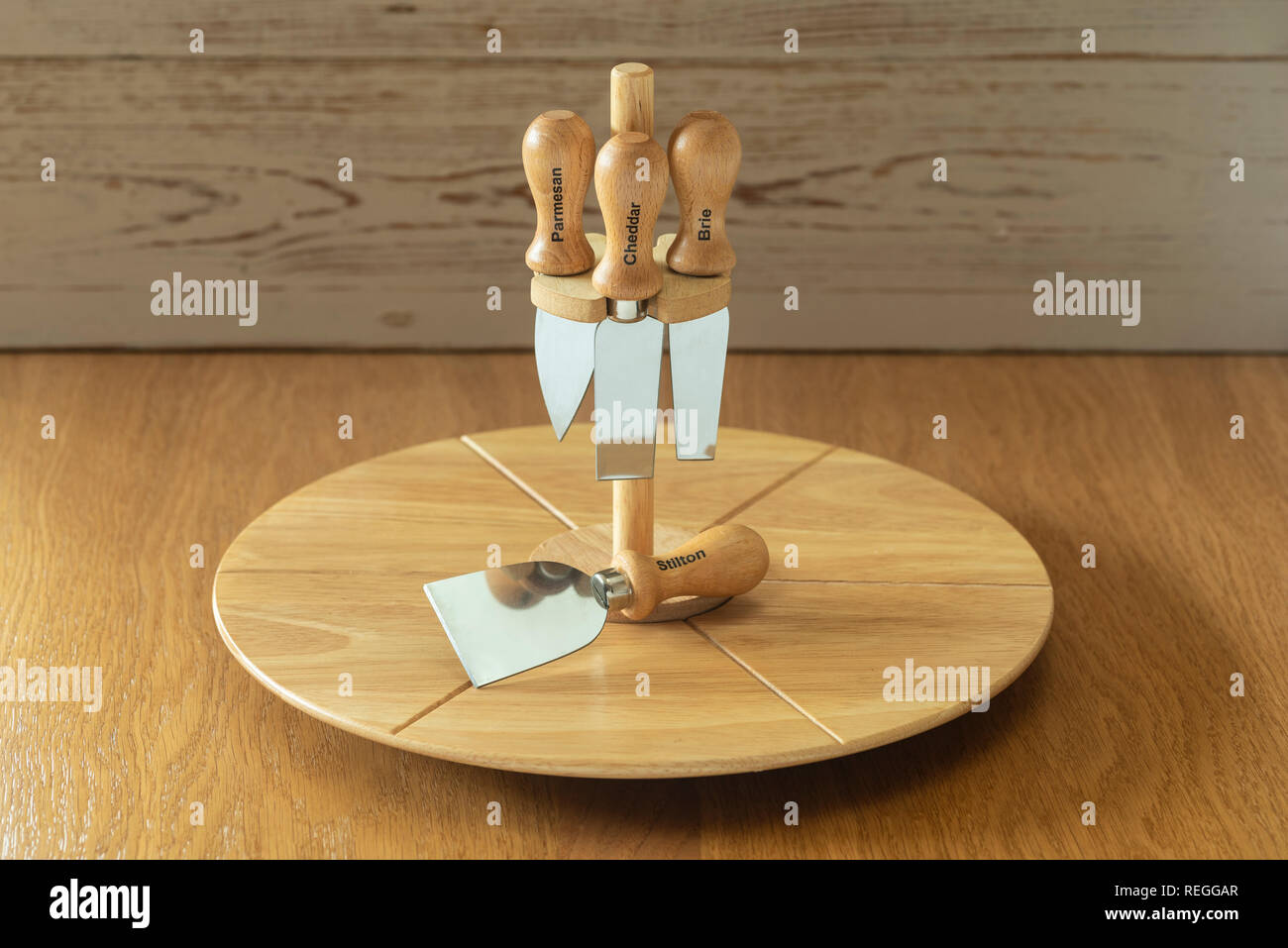 Käse und verschiedene Messer. Rotierenden Vorstand für Käse und Käse Messer. Stockfoto