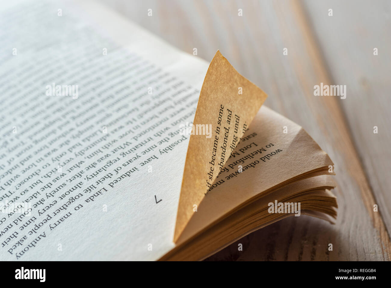 Alte, abgenutzte Dog eared Taschenbuch. Vintage vergilbten Seiten mit dogeared Ecken. Stockfoto