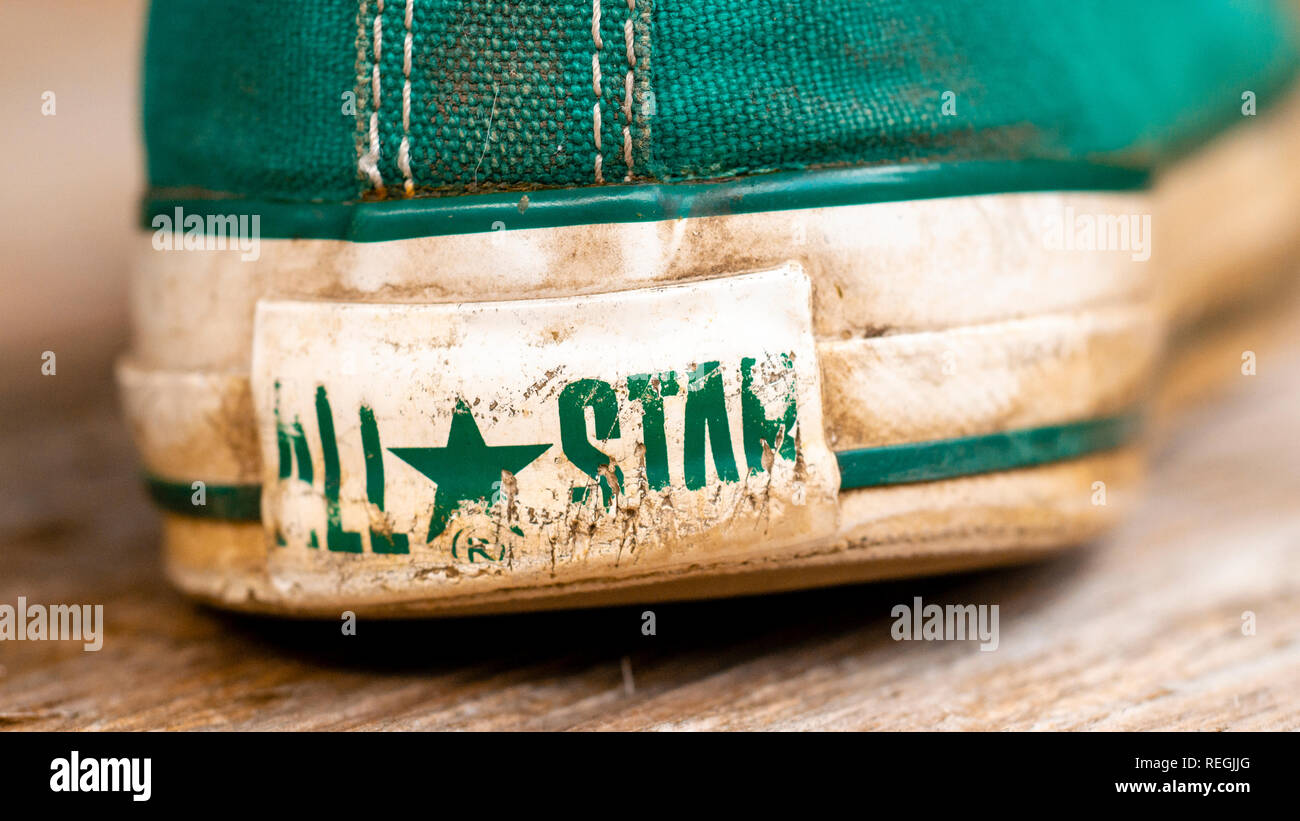 Ein Paar Converse Basketballstiefel in abgenutztem Zustand, ist Converse ein amerikanisches Schuhunternehmen, das 1908 gegründet wurde Stockfoto