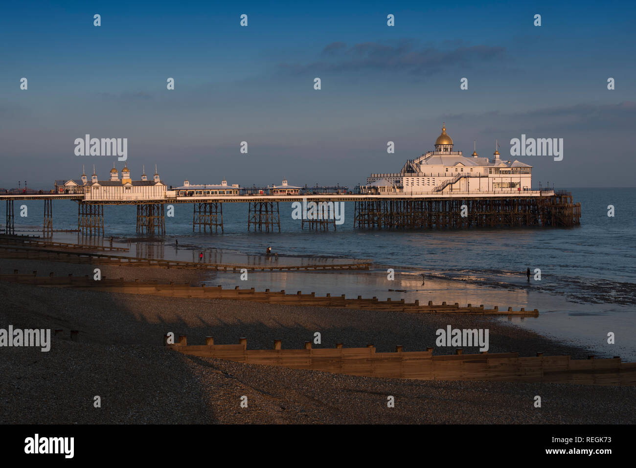 Eastbourne Pier in der Grafschaft East Sussex, an der Südküste von England in Großbritannien. Am späten Nachmittag im Winter (Januar) Stockfoto