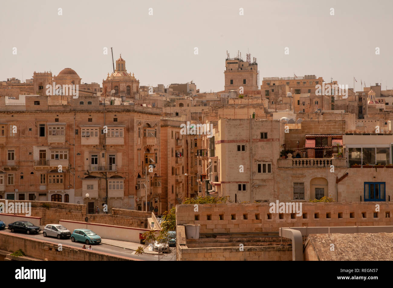 Eine typische Ansicht der alten Kalkstein Häusern und engen Straßen in Valletta, die Hauptstadt von Malta. Von Fort St Elmo gesehen. Stockfoto