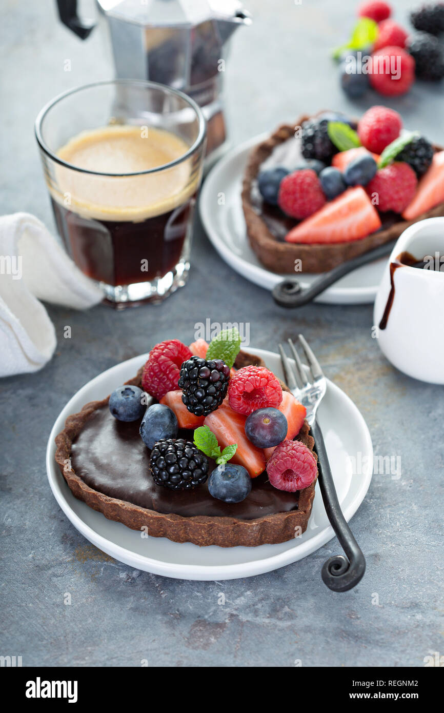 Schokolade Herzen Torten mit ganashe füllen und frischen Beeren Stockfoto
