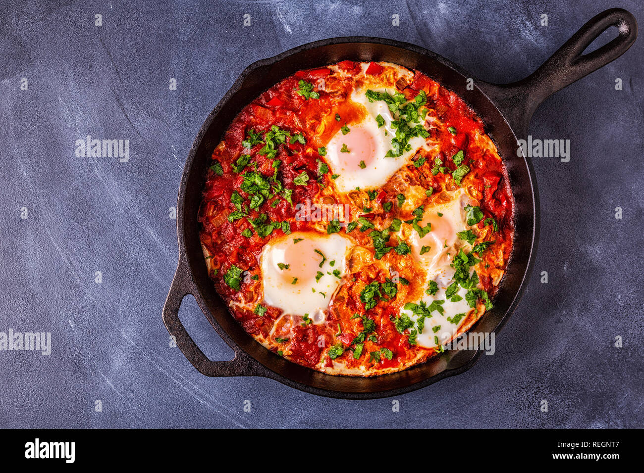 Shakshuka in der Pfanne. Pochierte Eier in pikanter Tomatensoße Pfeffer Sauce. Stockfoto