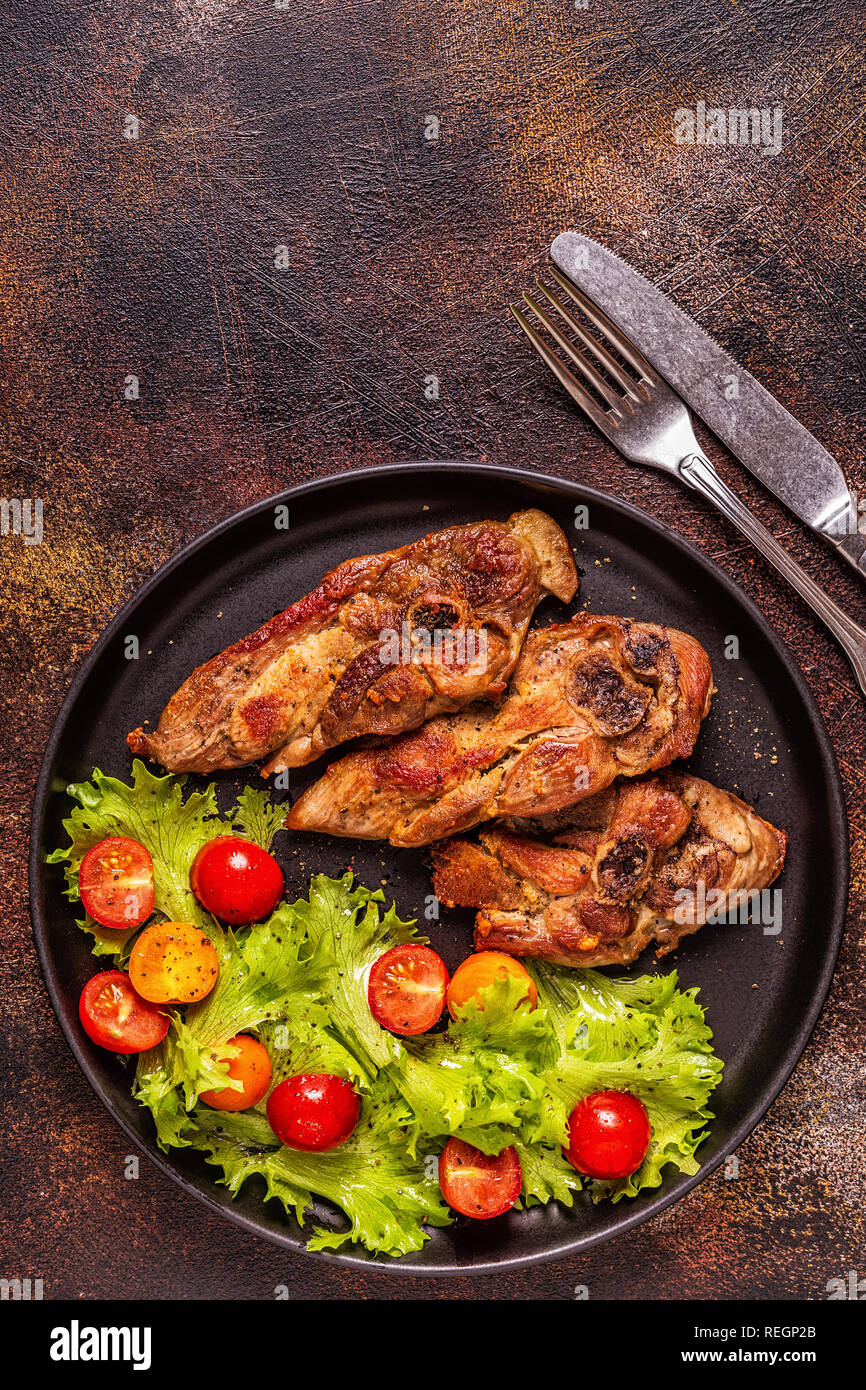 Gebratener Truthahn Steak mit Salat, Ansicht von oben. Stockfoto