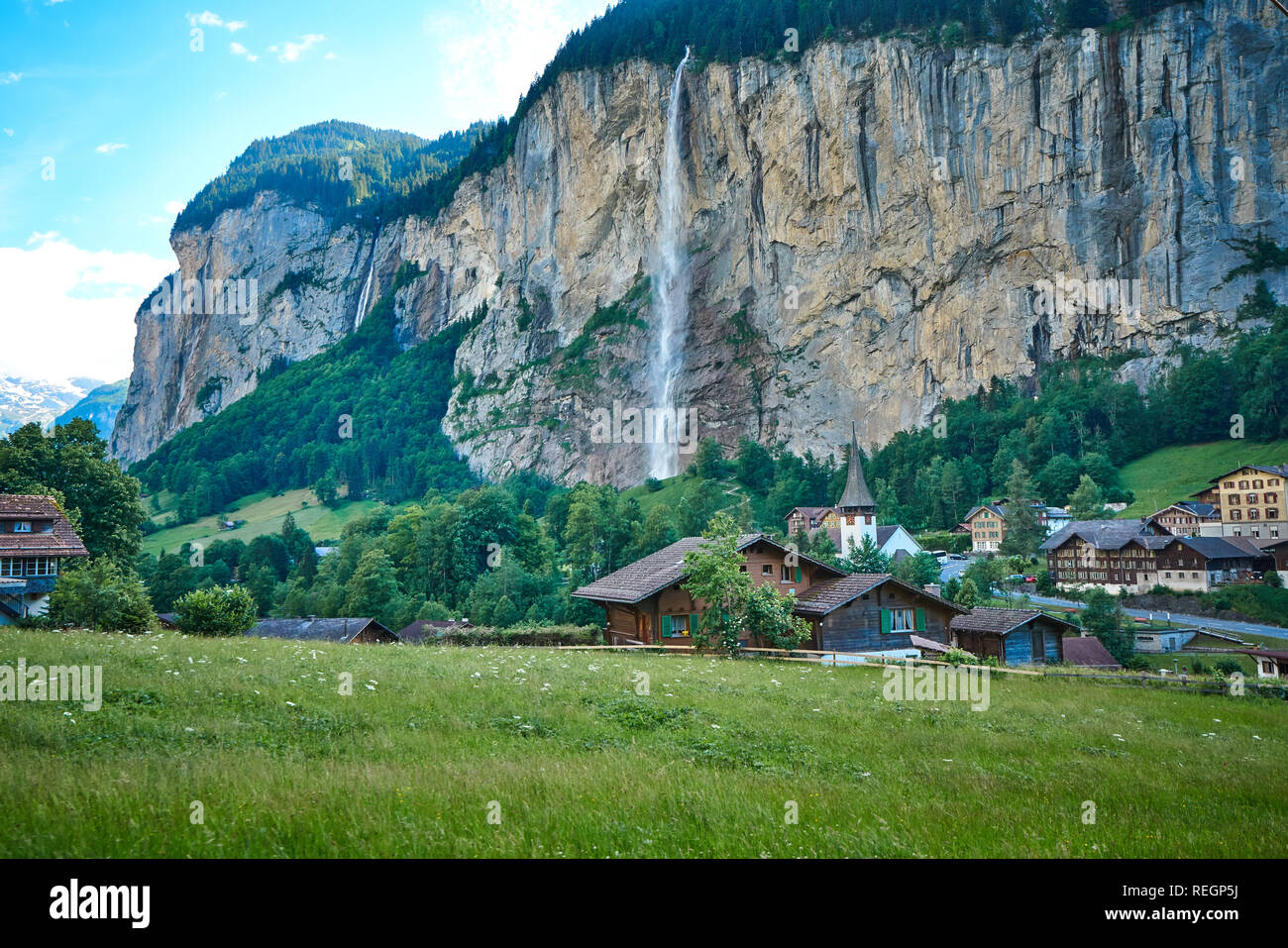Panorama des Lauterbrunnental mit Wasserfall, Schweiz Stockfoto
