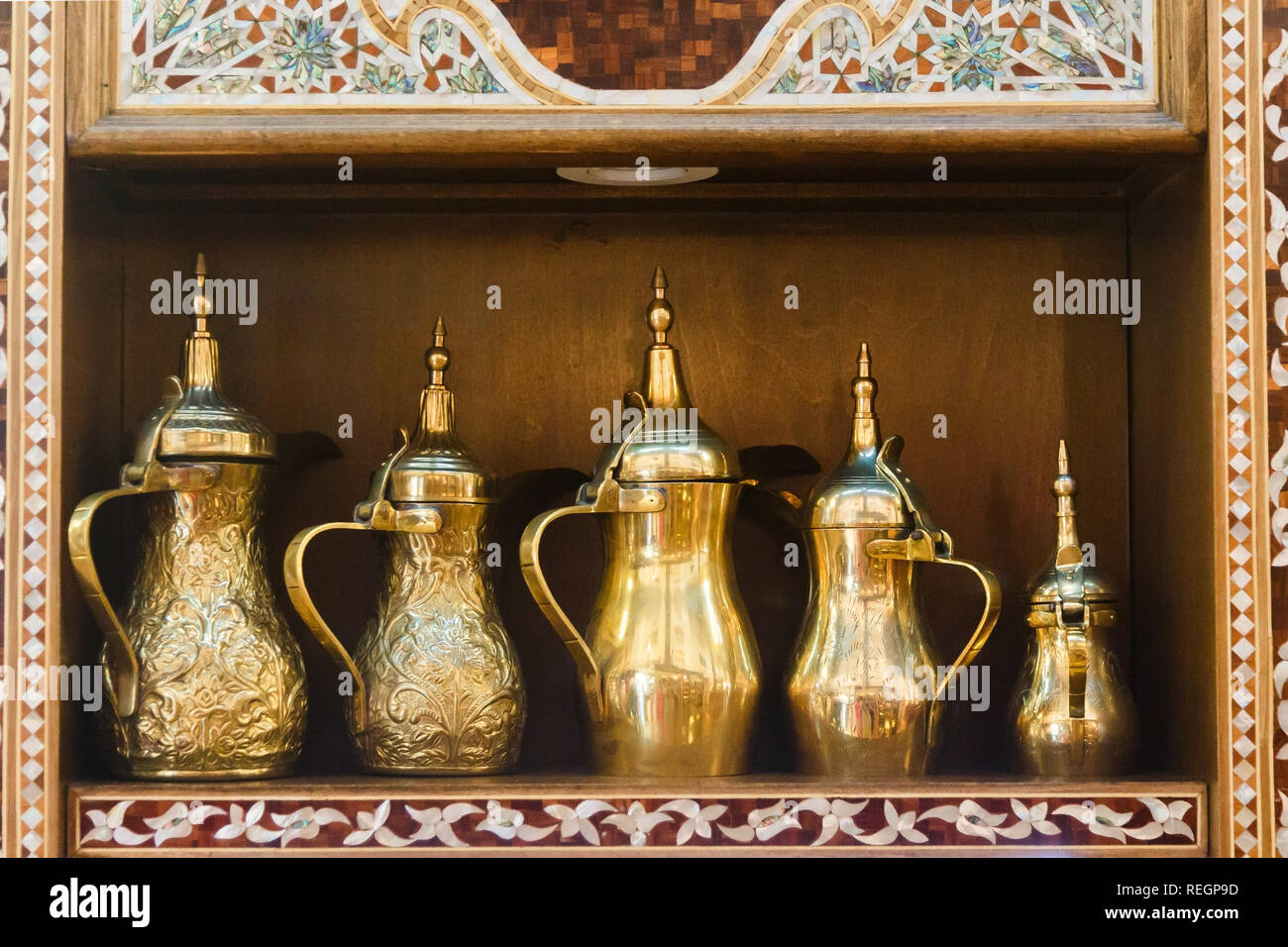 Östlichen Krüge stand auf einem Regal in einem Arabischen shop Stockfoto