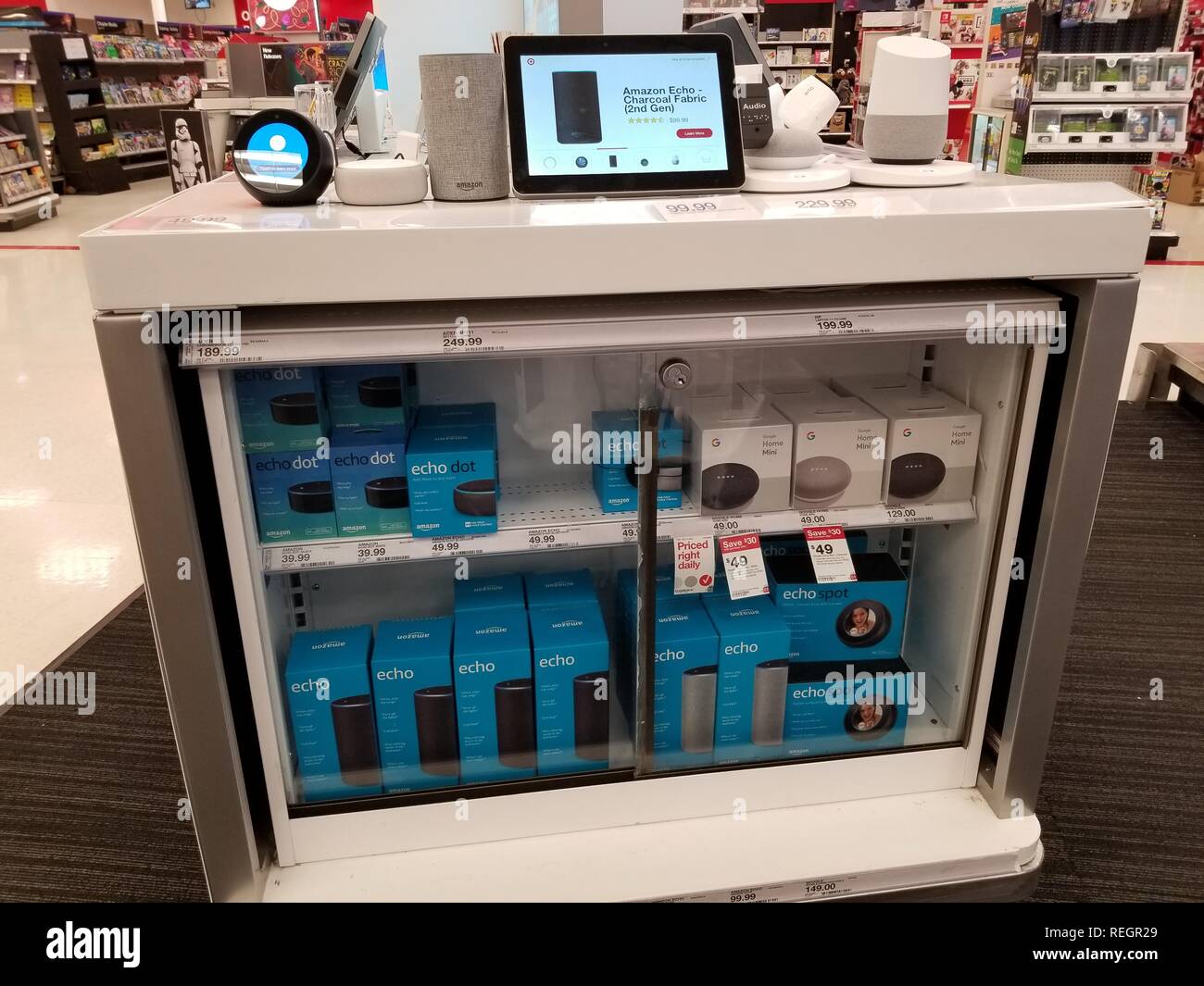 Nahaufnahme der Anzeige mehrerer Amazon Echo und Amazon Alexa smart Lautsprecher Geräte von Amazon und Google Inc., Teil der smart home Angebote bei einem Händler in San Ramon, Kalifornien, 28. November 2018. () Stockfoto