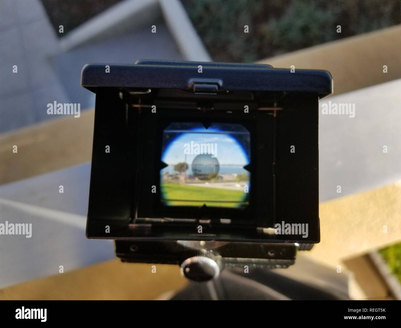 Nahaufnahme der Lichtschachtsucher auf Sowjetischen gemacht (Laienhaften) Lubitel 166 Universal vintage Twin Lens Reflex (TLR) Kamera aus der Lomo Marke in einen freien, San Francisco, Kalifornien, USA, 26. Dezember 2018. () Stockfoto