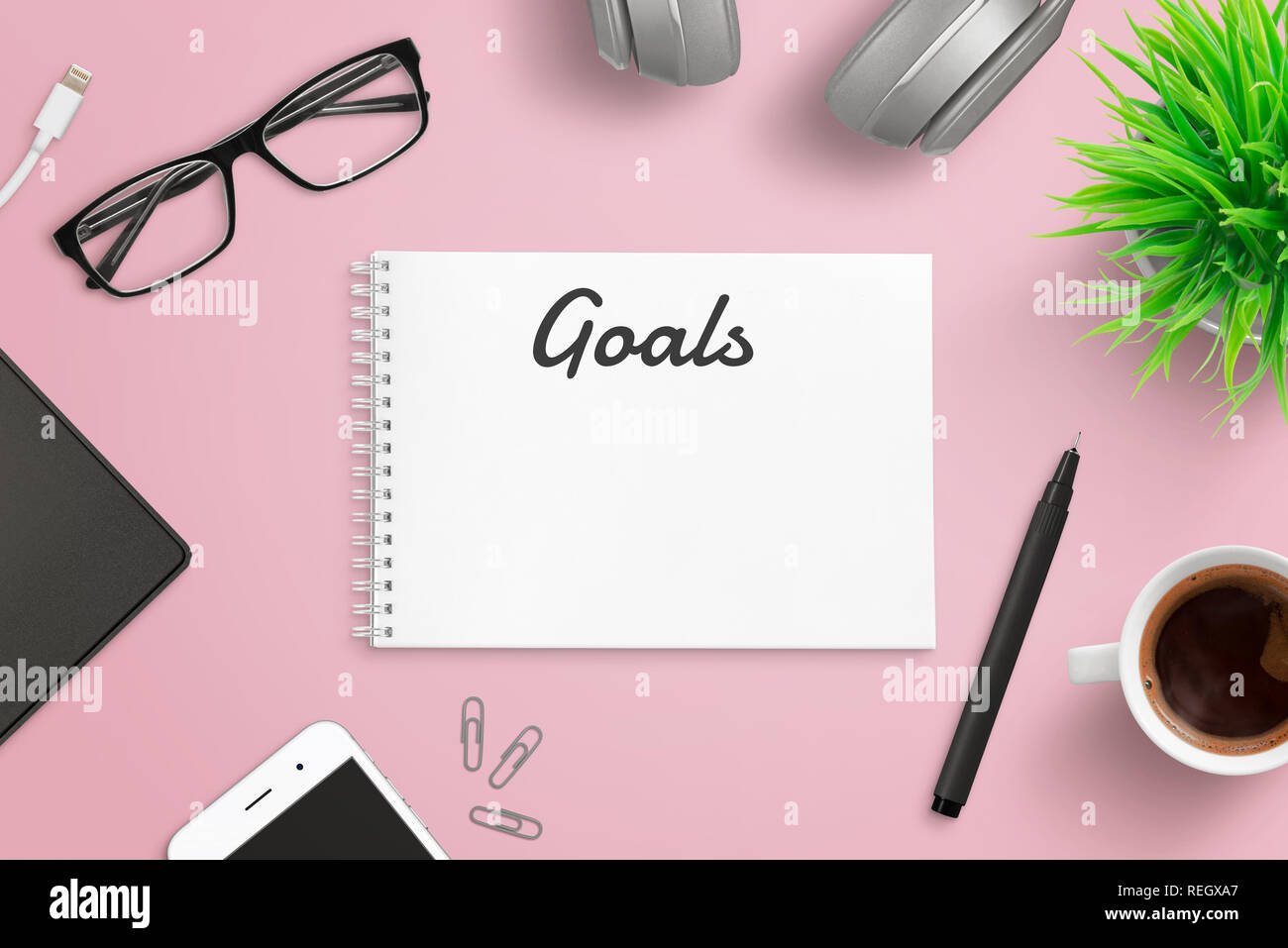 Plan erstellen geschäftliche Ziele Konzept auf rosa Schreibtisch. Draufsicht auf die Komposition. Stockfoto