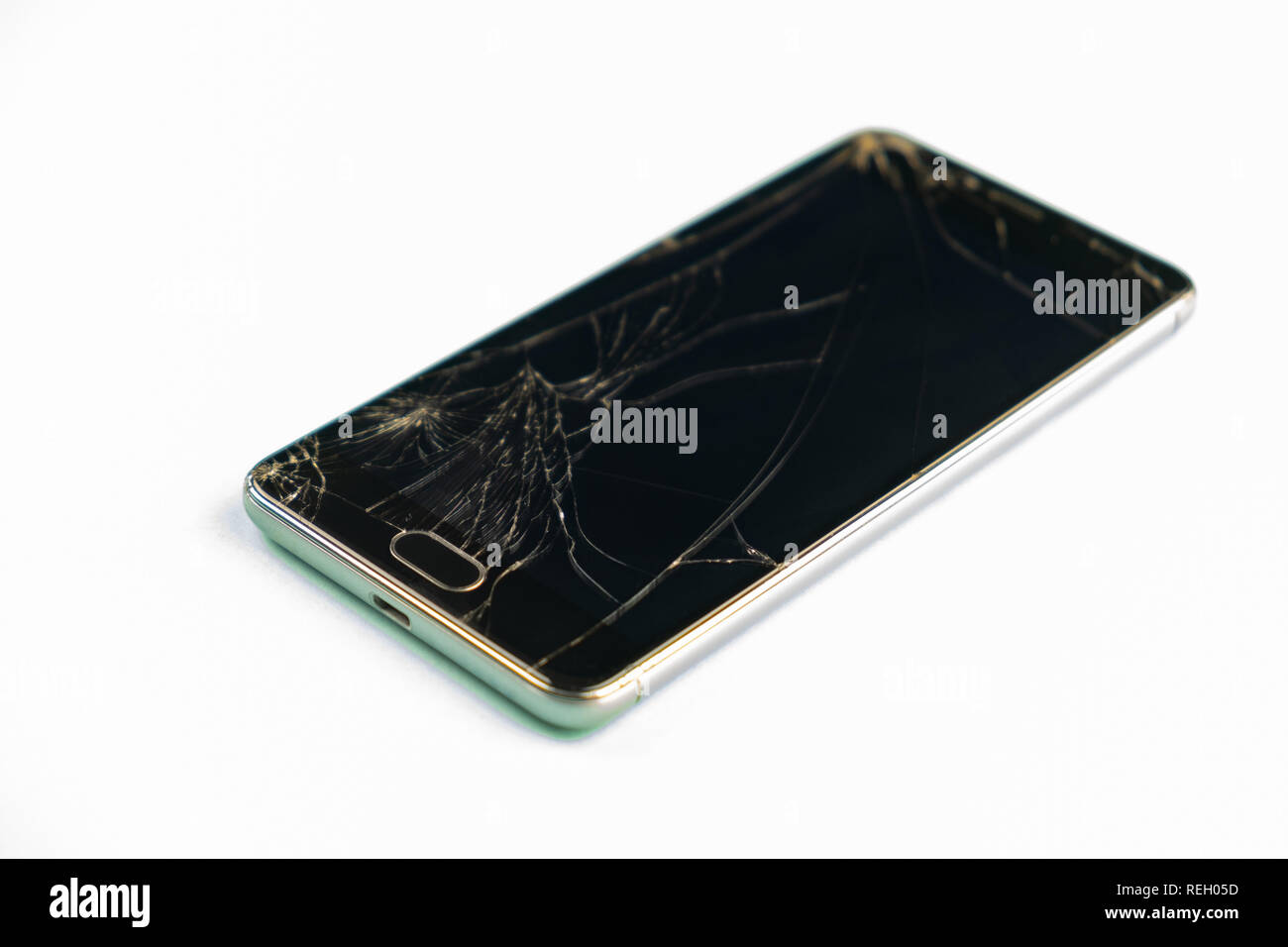 Mobiltelefon mit gebrochenen schwarzen Bildschirm, Ansicht von oben. Distressed beschädigt Smartphone in hellgrünen Hintergrund, geringe Tiefenschärfe Stockfoto
