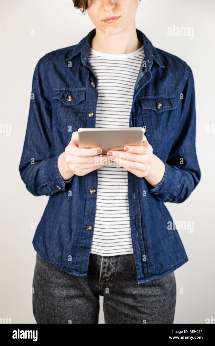 Junge Frau mit Tablet-PC. Frau mit Technologie, detaillierte Ansicht auf weißem Hintergrund Stockfoto