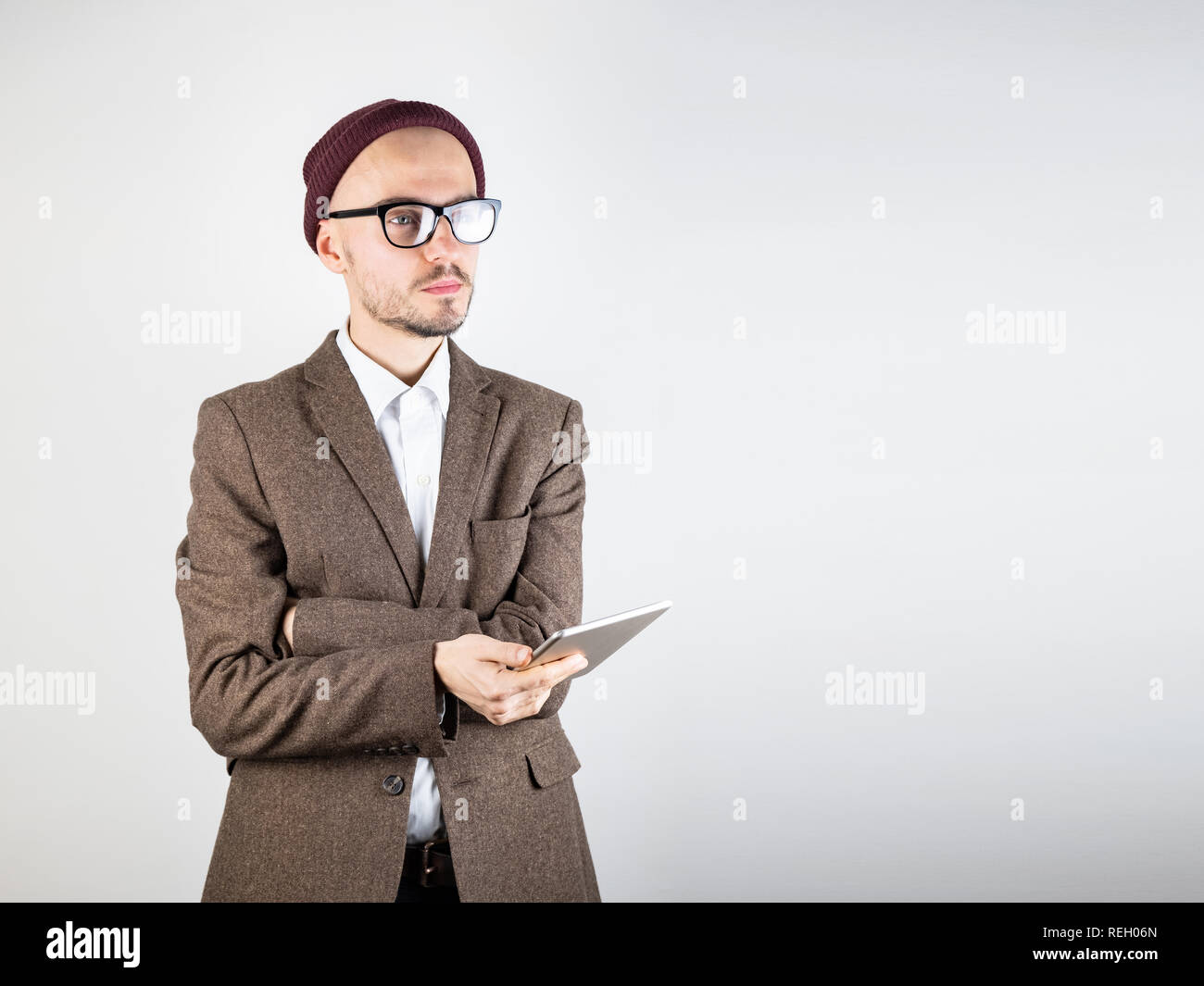 Mann in Tweed Jacket mit einem Tablet-PC. Männliche business Person in Hipster style Kleidung verwendet die Technologie, Studio shot auf weißem Hintergrund Stockfoto