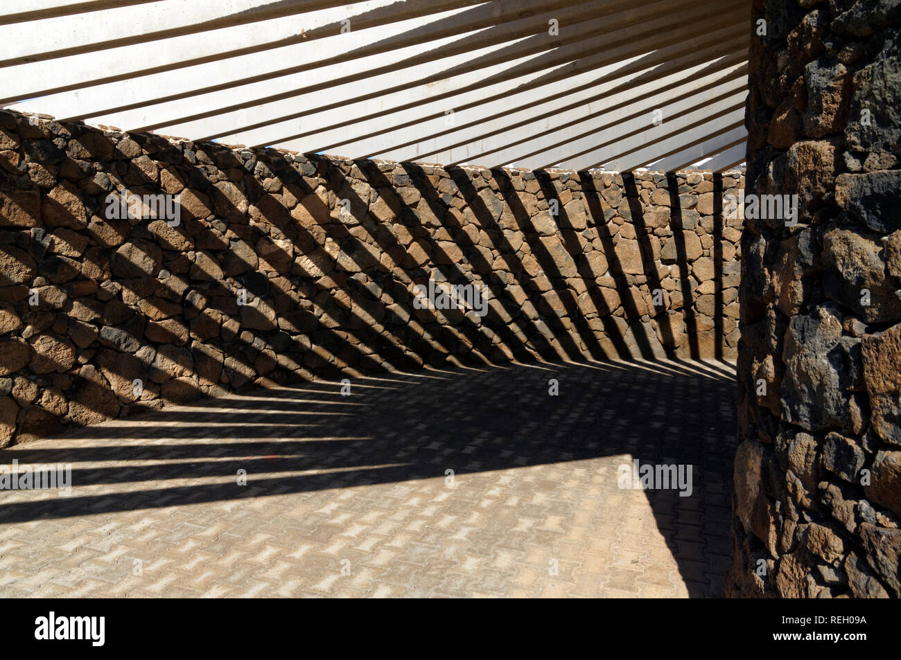 Patern der Schatten von Sonnenschutz, Lanzarote, Kanarische Inseln, Spanien. Stockfoto