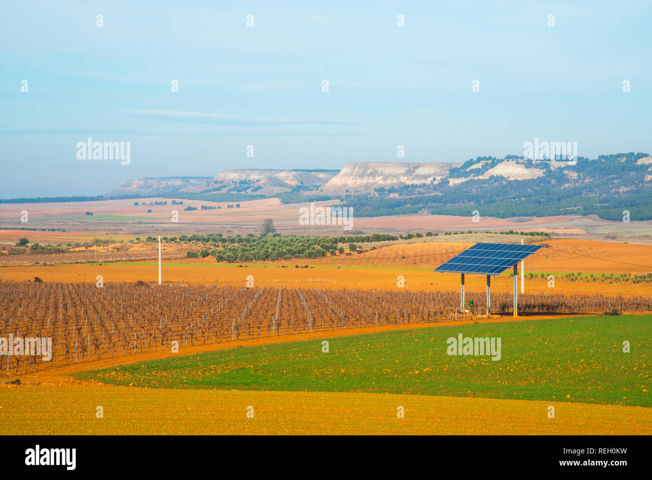 Solarpanel und Anbau Felder. La Guardia, Provinz Toledo, Kastilien-La Mancha, Spanien. Stockfoto