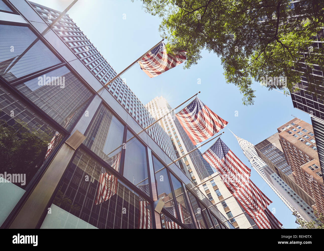 Blick auf amerikanische Flaggen in der Innenstadt von New York, Farbe getonte Bild, USA. Stockfoto