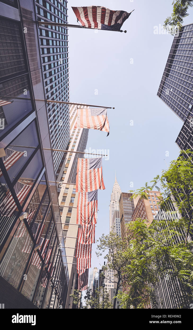 Blick auf amerikanische Flaggen in der Innenstadt von New York, Farbe getonte Bild, USA. Stockfoto