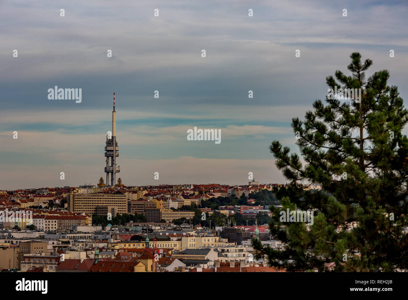 Prag, tschechische Republik - 27. AUGUST 2015: hohe Fernsehturm steht auf und stößt den Himmel, Landschaft Beobachtung View Point in der Hauptstadt Prag, Tschechische Stockfoto