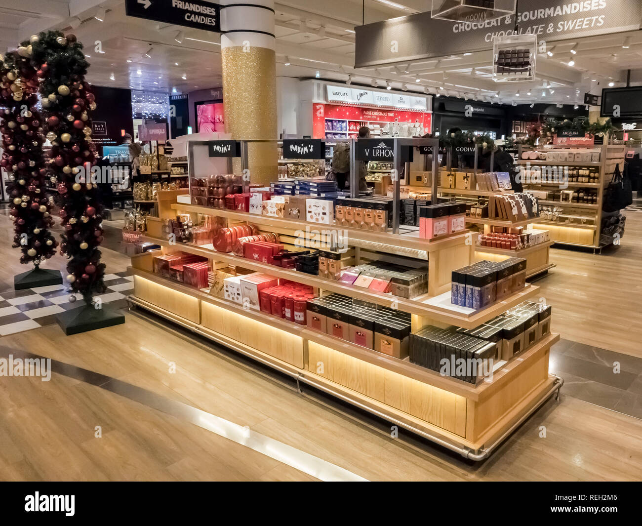 PARIS, FRANKREICH, November Circa, 2018: Französische Duty Free Bereich am Flughafen Charles de Gaulle International Airport vor dem Flug. Luxus französische Commer Stockfoto