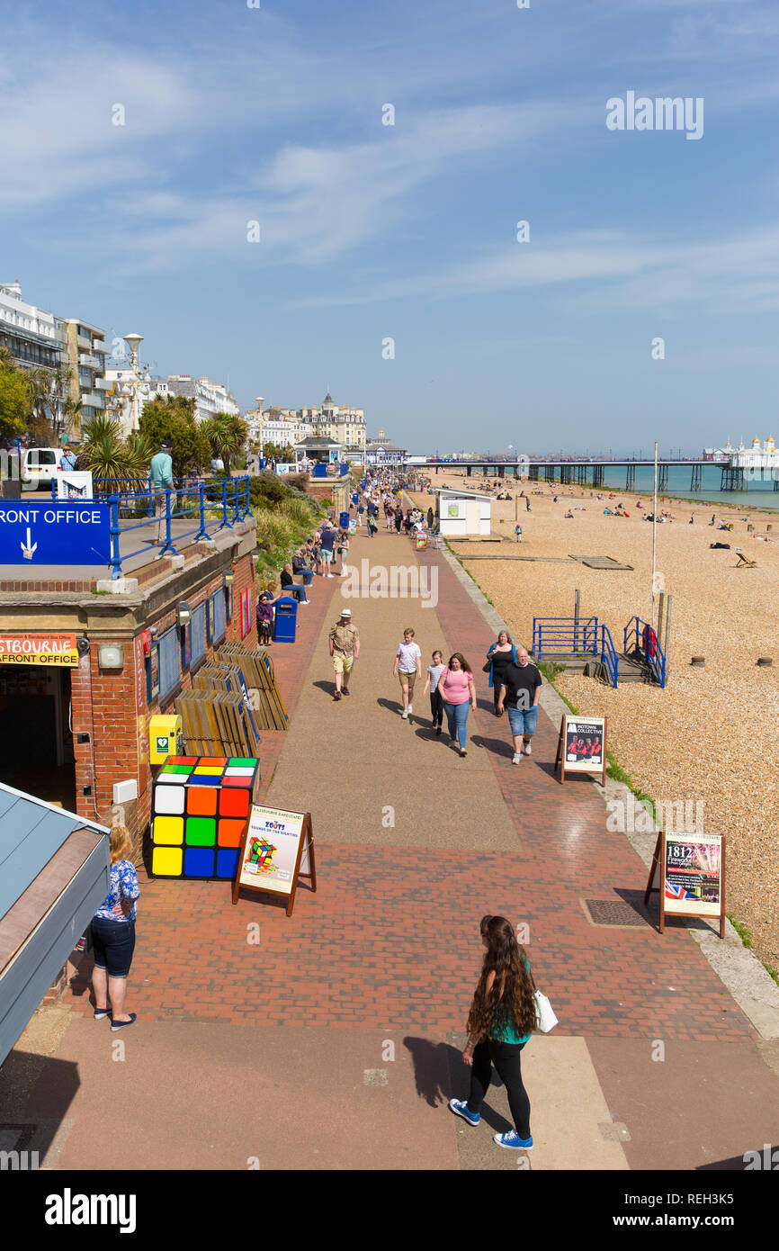 Eastbourne Promenade, Strand und Pier bei schönem Wetter mit Urlaubern und Besuchern Stockfoto