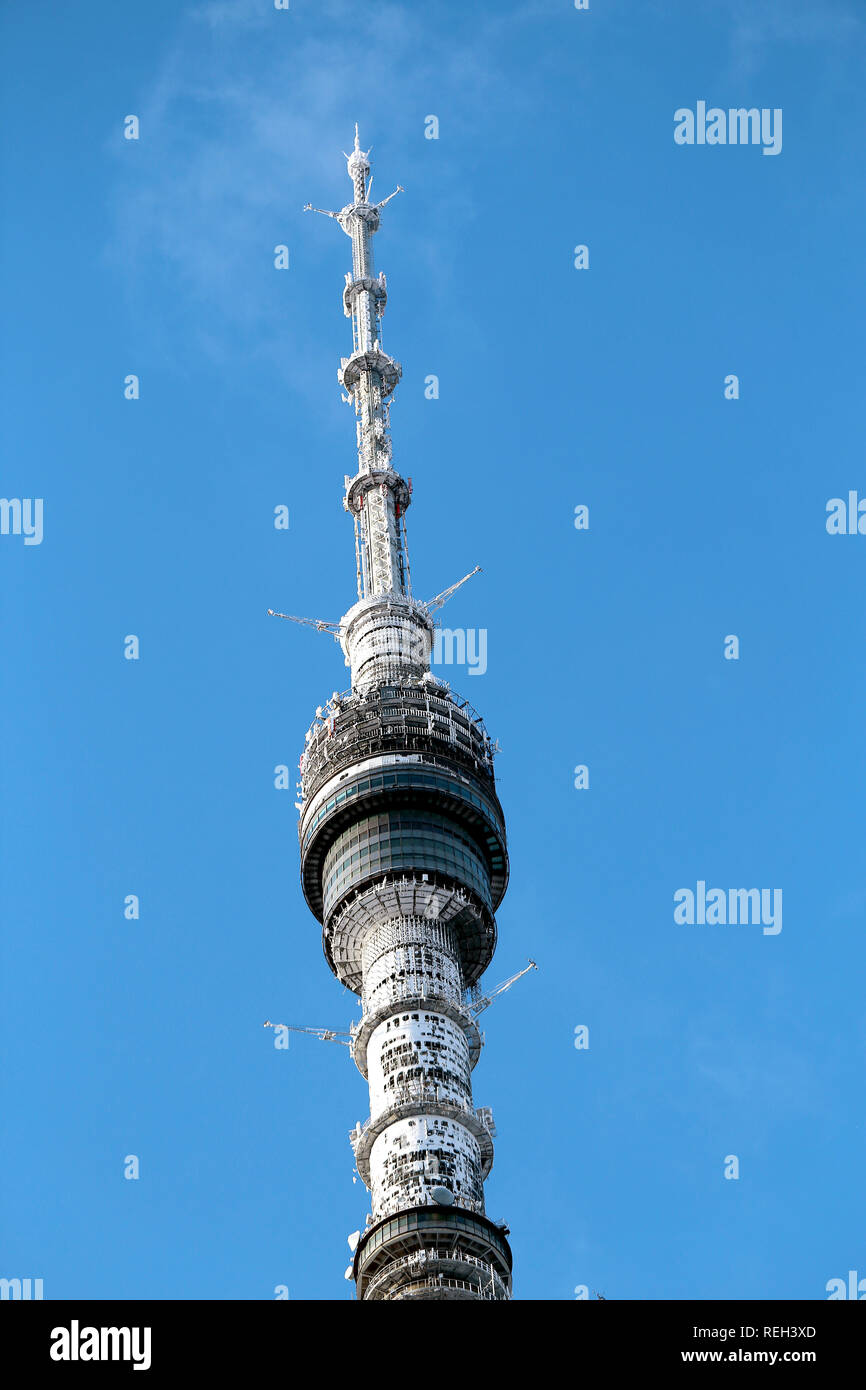 Schönen Winter Foto der Fernsehturm Ostankino in Moskau gegen den blauen Himmel Stockfoto