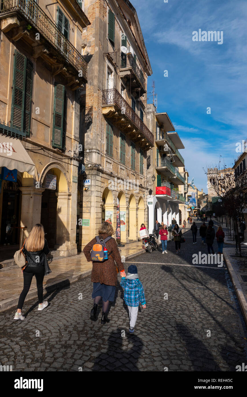Griechenland Korfu Korfu Stadt Mutter und Kind einen Stein gepflasterten Straße Stockfoto
