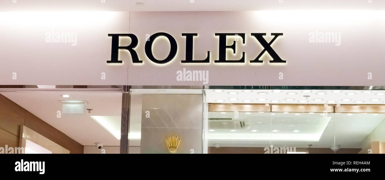 PARIS, FRANKREICH, November Circa, 2018. Rolex vorne in der Mall von  Flughafen. Dieses Unternehmen ist ein Schweizer Uhrenhersteller. Rolex ist  der größte einzelne Stockfotografie - Alamy