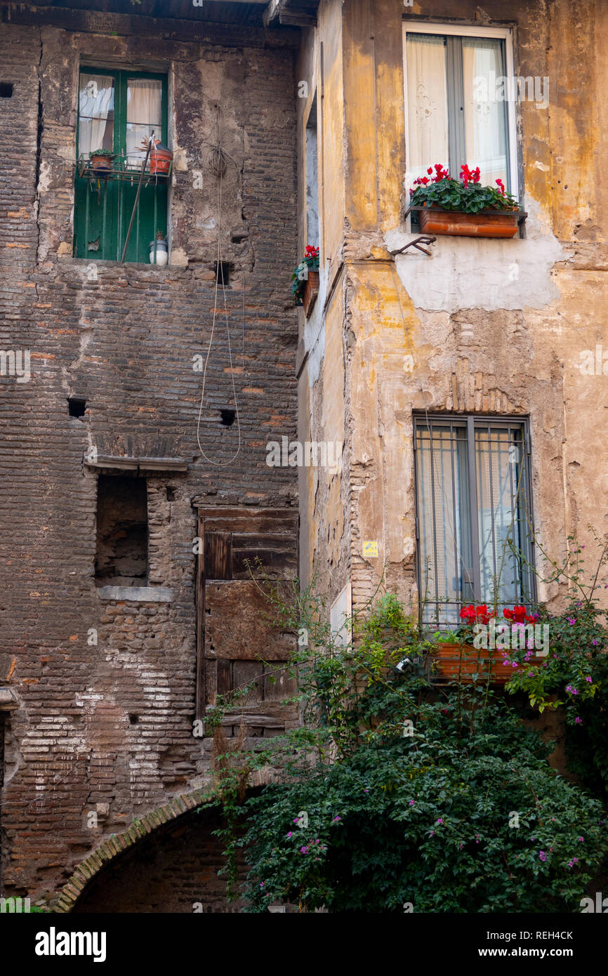 Italien Rom alte Jüdische Ghetto Apartments mit Windows mit Blumenkästen Stockfoto
