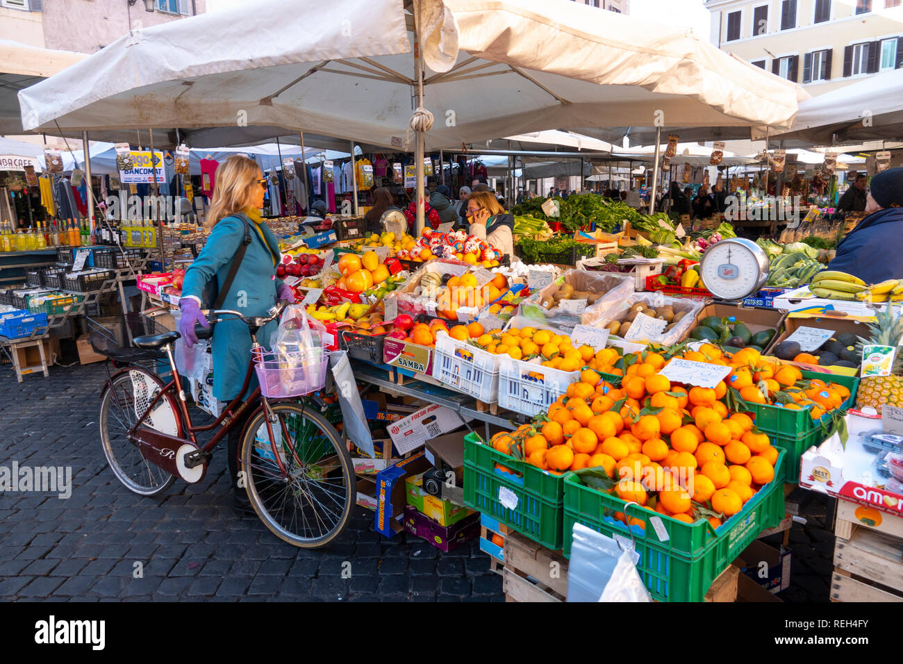 Europa Italien Rom Campo de Fiori frische Lebensmittel und Produkte werden täglich auf diesem Platz verkauft. Stockfoto